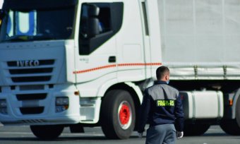 Huszonnégy tonna hulladékot szállító kamiont tartóztattak fel a határőrök Nagylaknál