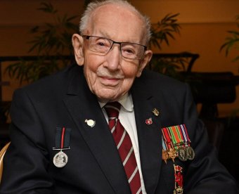 Elhunyt Sir Tom Moore, a brit egészségügynek milliókat gyűjtő 101 éves veterán