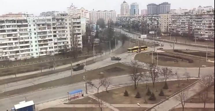 Már Kijevben vannak az orosz tankok, Zelenszkij a közép- és kelet-európai NATO-tagországokhoz fordult segítségért