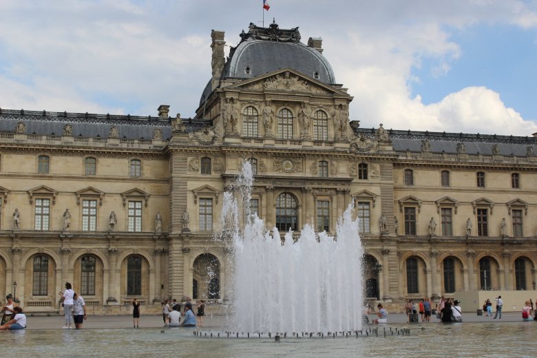A Louvre és a versailles-i kastély díszkivilágítását is korábban lekapcsolják energiaspórolásból