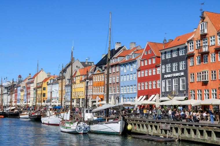 Dánia feloldja a korlátozások zömét: nem kell maszk, sem zöldigazolás, jöhetnek a nagyrendezvények