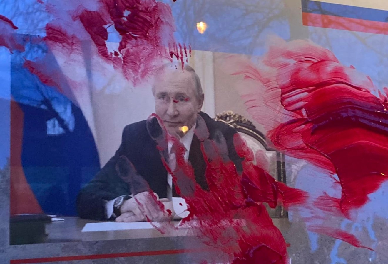 Piros festékkel mázolta be Putyin portréját a bukaresti orosz nagykövetség előtt tartott tüntetés egyik résztvevője