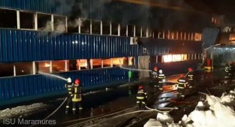Tűz martalékává vált egy hatalmas gyárcsarnok Máramaros megyében