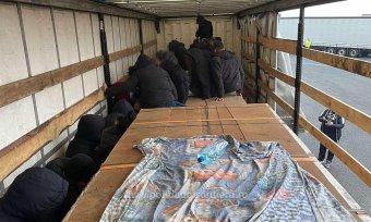 Kartondobozokból és raklapokból kialakított rejtekhelyen próbált átjutni Magyarországra 14 migráns