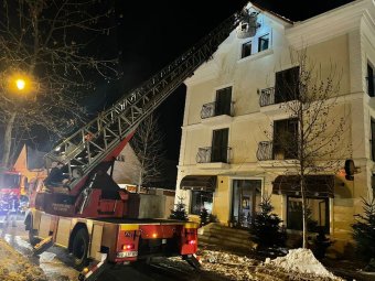 Kigyulladt egy szálloda Barcarozsnyón, tűzoltók menekítették ki a vendégek egy részét