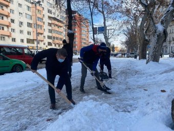 Havat lapátolnak a városháza alkalmazottai a hó alá temetett Besztercén