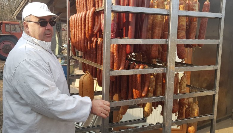 Népszerű magyar kézműves húsáru – A lakiteleki tanyán nem csak megtermelik, hanem fel is dolgozzák a házisertést