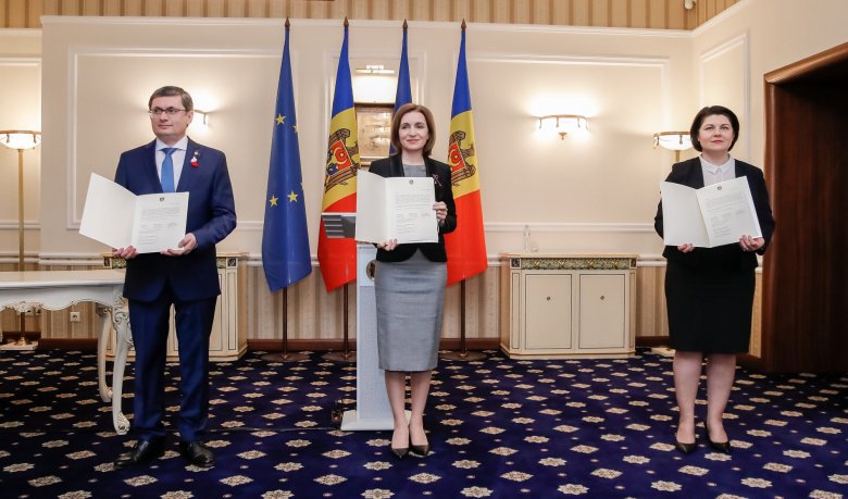 Maia Sandu aláírta a Moldovai Köztársaság EU-csatlakozási kérelmét, Iohannis támogatásáról biztosította