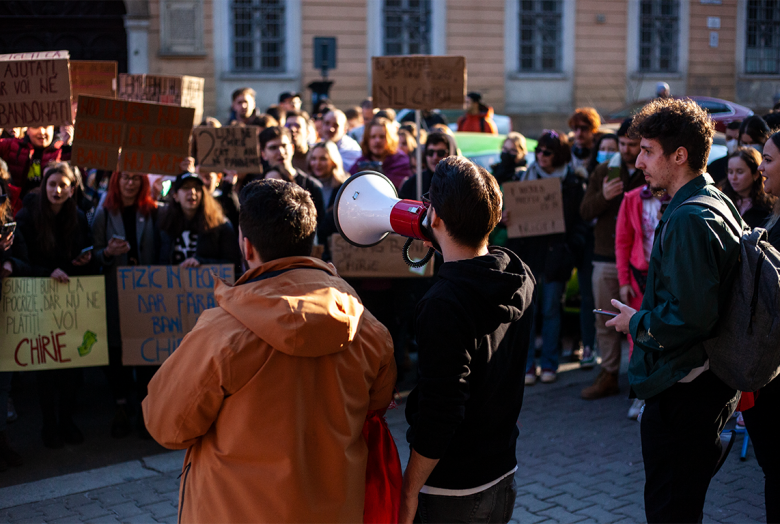 Megkésett diáktüntetés? A jelenléti oktatás ellen tiltakoztak a kolozsvári egyetemisták – a szenátus már döntött