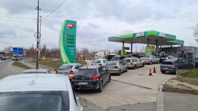 Hatalmas sorok állnak a benzinkutaknál a partiumi és erdélyi városokban