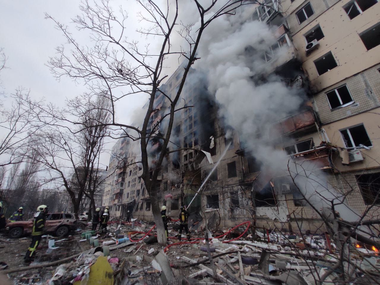 Hatalmas robbanásokkal indult a nap Kijevben, a tervek szerint kedden is folytatódnak a béketárgyalások
