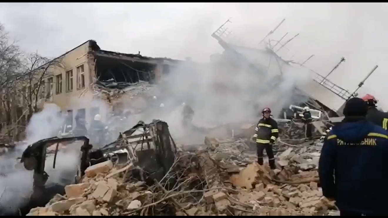 Heves bombázások hétfőre virradóra is Ukrajnában – Zelenszkij: a megbocsátás napja helyett az ítélet napja jön el hamarosan