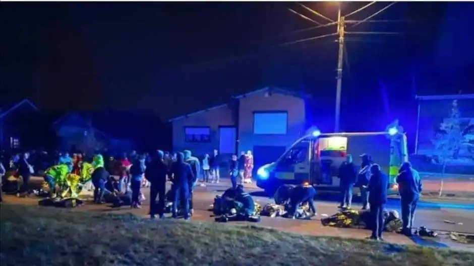 Többen meghaltak, amikor karneválozók közé hajtott egy autó Belgiumban