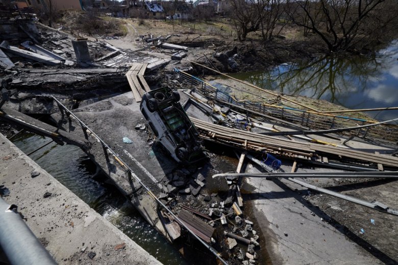 Holttestekre bukkantak a romok alatt a Kijev melletti Borodjanka településen