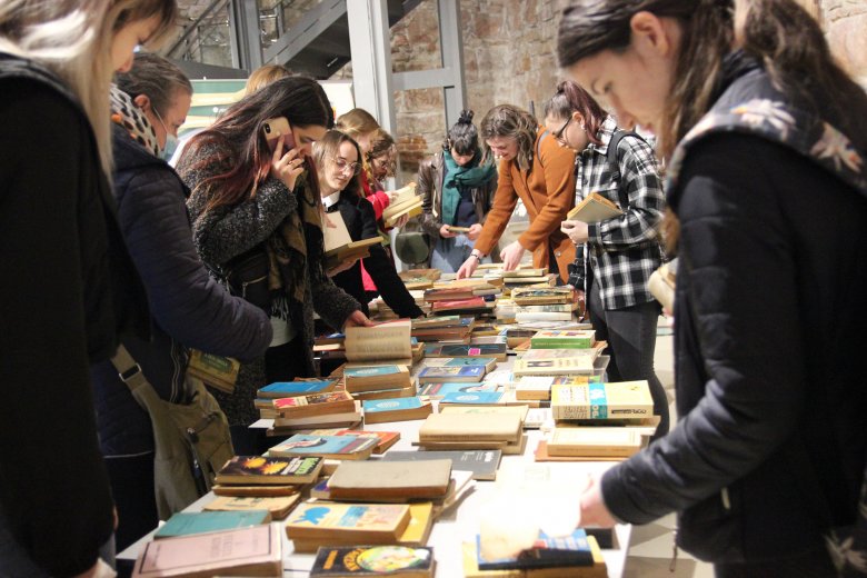 Izgalmas kötetek, nyelvi vetélkedő és könyves programok várták a közönséget a Könyvturin Kolozsváron