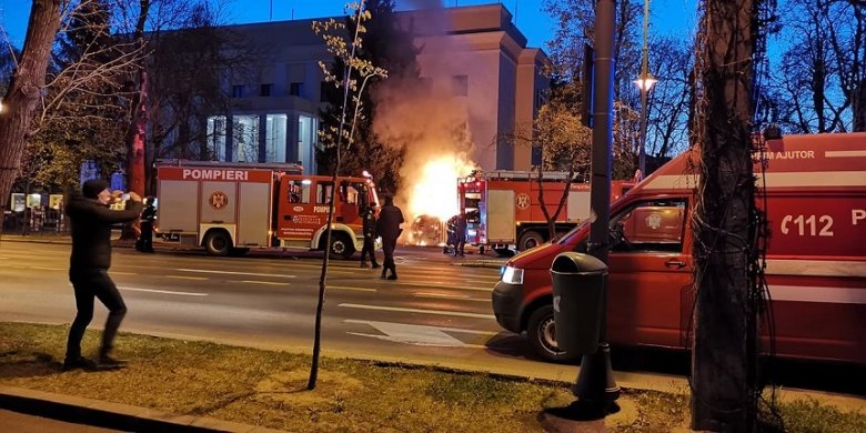 Autójával az orosz nagykövetség kerítésébe hajtott egy bukaresti férfi, majd felgyújtotta magát