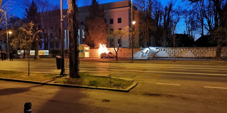 Gyúlékony anyagokat tartalmazó tartályokat találtak az orosz nagykövetség kerítésének csapódó autóban