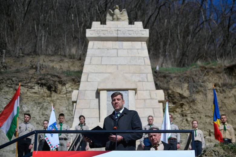 Eredeti változatában állították fel újra az első világháborúban elesett hősök turulmadaras emlékművét Szilágysomlyón