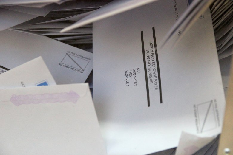 Kidobott, részben elégetett levélszavazatokat találtak Marosvásárhely közelében