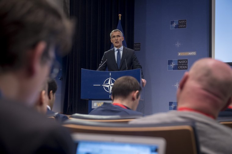 Stoltenberg: a NATO-nak láthatóbbá kell tennie nukleáris elrettentető arzenálját
