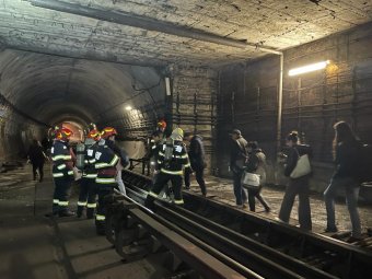 Közel háromszáz személyt menekítettek ki az alagúton át, miután leállt egy metrószerelvény Bukarestben