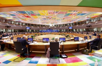 Megkezdődött az EU-csúcs: az uniós pénzügyi keret felülvizsgálatáról is szó lesz a nemzetközi konfliktusok mellett