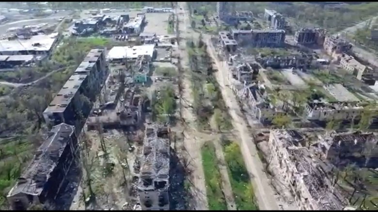 Az orosz média szerint civilek hagyták el az Azovsztal acélmű területét