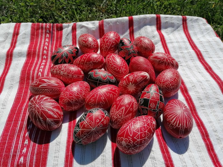 Sokkal nagyobb érték: közösségi tojásfestéssel hangolódnak a húsvétra Csombordon