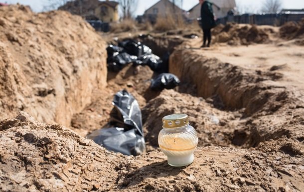 Újabb tömegsírt találtak egy Kijevtől nyugatra fekvő faluban, több tucat megkínzott ember holtteste hevert egy gödörben