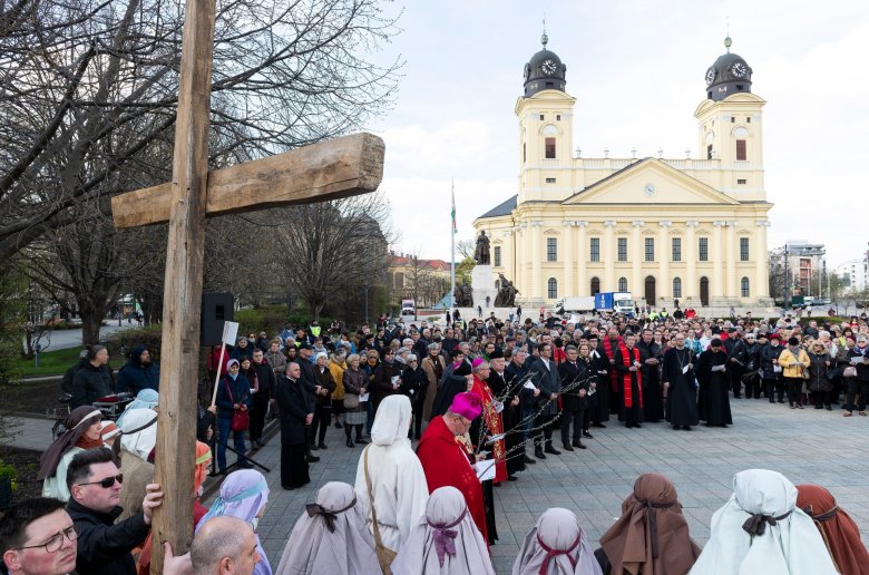 Közös ünnep a határon átívelő béke jegyében: három nagyváradi püspök is részt vett a debreceni virágvasárnapi keresztúton