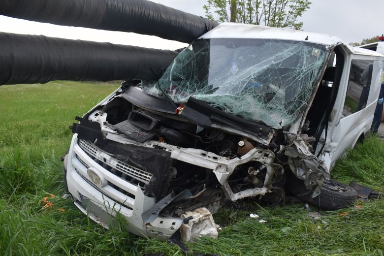 Nem állt meg a rendőri felszólításra, 18 migránssal a raktérben balesetezett egy román sofőr Magyarországon