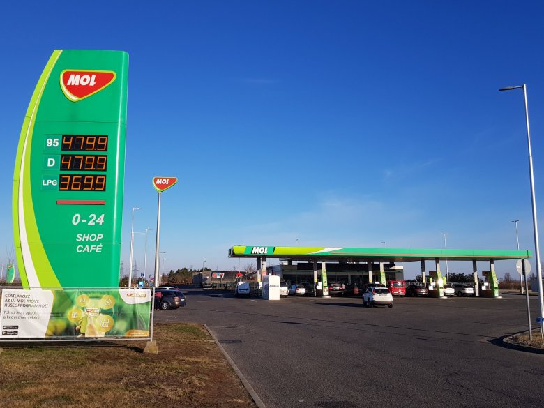Júliusig marad az árplafon az üzemanyag és az alapélelmiszerek esetében Magyarországon