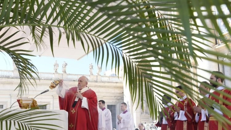 Ferenc pápa két év után újra a Szent Péter téren mutatta be a virágvasárnapi szentmisét