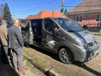 Magyar diákokat visz iskolába a Kisnamény által Magyarkapusnak adományozott mikrobusz