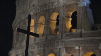 Via Crucis bírálatokkal: egy ukrán és egy orosz, valamint bevándorló család is vitte a keresztet a Colosseumnál