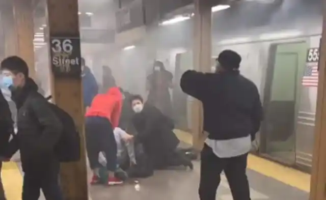 A tömegbe lőtt egy merénylő a brooklyni metróállomáson, sokan megsebesültek