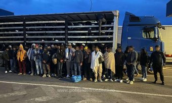 Több mint félszáz, kamionban rejtőzködő illegális bevándorlót fogtak Nagylaknál