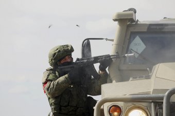 Az orosz katonai szóvivő szerint több száz ukrán katona adta meg magát a mariupoli Azovsztalnál