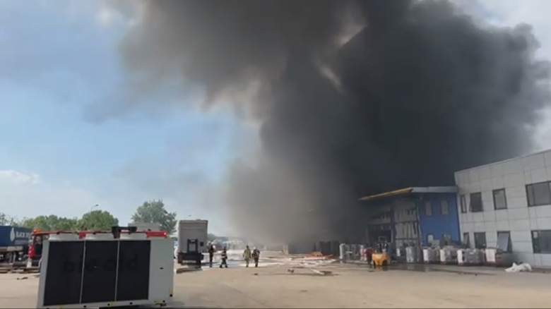 FRISSÍTVE – Tűz ütött ki Nagyváradon, egy futárszolgálat székhelye is érintett lehet