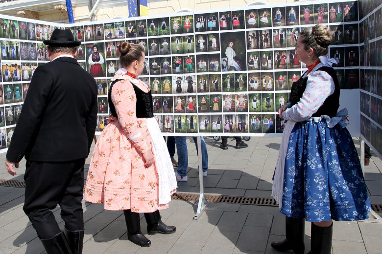 Kolozsváron „sorakoztak fel” a világ népviseletei az Európa-napon (képriport)