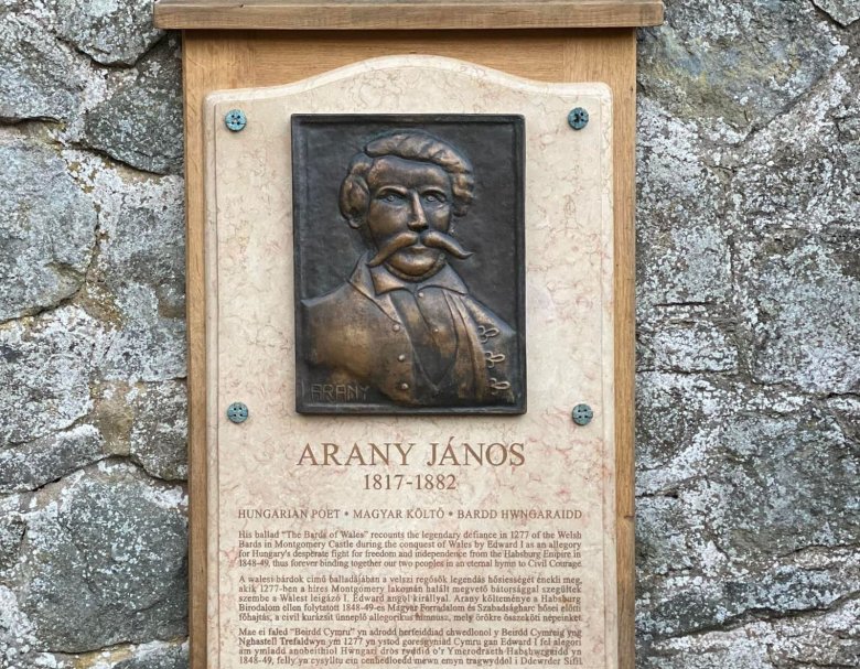 Emléktábla és sör Arany János tiszteletére A walesi bárdokból ismert Montgomeryben, Szalontáról is üzentek