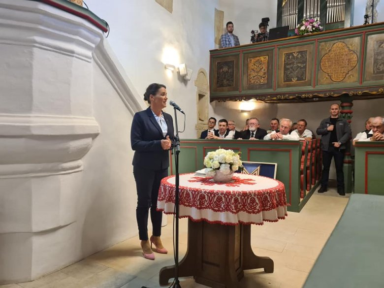 „Jó ma itt magyarnak, testvérek között lenni” – Templomszentelésen vett részt Magyarlapádon Novák Katalin államfő