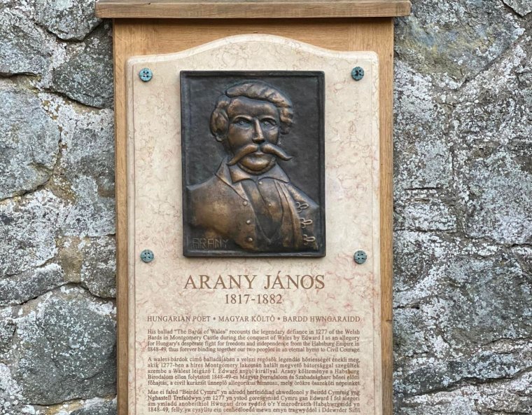 Emléktábla és sör Arany János tiszteletére A walesi bárdokból ismert Montgomeryben, Szalontáról is üzentek