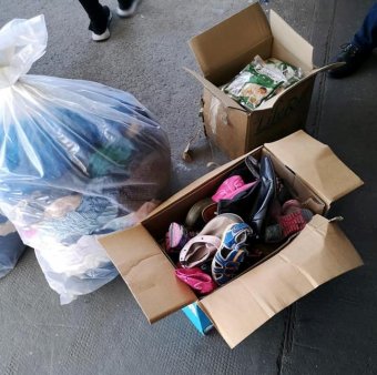 Több mint 14 tonna hulladéknak minősülő használt ruhát, bútort, elektronikai cikket küldenek vissza a román hatóságok Amerikába
