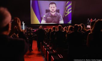 Filmünnep a háború árnyékában: elrajtolt a 75. cannes-i fesztivál, álló taps köszöntötte a Kijevből bejelentkező ukrán elnököt