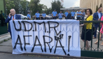 „Magyar sovének”: a Victoria-palota előtt tüntetve követeli az RMDSZ-nek a kormányból való „kirúgását” az AUR