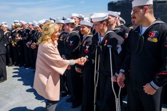 Megérkezett Romániába az amerikai first lady, katonákat és ukrán menekülteket látogat