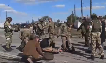 Az oroszok szerint közel 300 ukrán fegyveres megadta magát az Azovsztalban, Luhanszkban 16 ezret bekerítettek