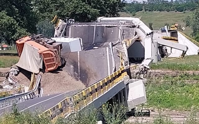 Összedőlt egy moldvai híd, miközben több jármű haladt át rajta