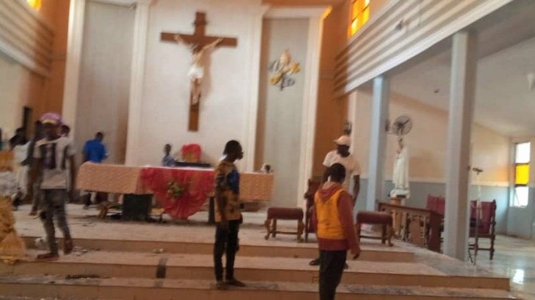 Több mint ötvenen meghaltak egy katolikus templom elleni terrortámadásban